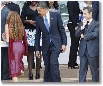 obama-booty-peek